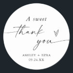 Gastgeschenk Hochzeit | Dessert-Gefallen-Sticker Runder Aufkleber<br><div class="desc">Diese Minimalistischen Gastgeschenk Hochzeit Sticker sind mit moderner Kalligraphie ausgestattet und eignen sich hervorragend, um personalisierte Dankeschön-Etiketten für Ihre Dusche, Hochzeit oder besondere Veranstaltung zu erstellen! Editieren Sie die meisten Texte einfach, um Ihren Stil und Ihre Veranstaltung anzupassen! Text- und Hintergrundfarben sind vollständig editierbar —> klicken Sie auf die Schaltfläche...</div>