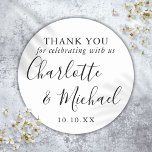 Gastgeschenk Hochzeit für Schwarzweiß-Signatur Runder Aufkleber<br><div class="desc">Schwarz-Weiß-Signatur-Gastgeschenk Hochzeit bedankt sich bei einem klassischen Rundaufkleber mit Signaturstilnamen. Personalisieren Sie mit Ihrem besonderen Dank Informationen in der schicken Typografie. Entwickelt von Thisisnotme©</div>