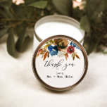 Gastgeschenk Hochzeit Navy und Rust Boho Runder Aufkleber<br><div class="desc">Dieses schöne Design bietet Aquarellfarben-Blume und Ihren eigenen Text. Verwenden Sie die Vorlage,  um Ihre Informationen auszufüllen. Mit der Funktion "Weitere Anpassung" können Sie den Schriftart (Größe,  Stil,  Farbe) ändern,  mehr Textzeilen hinzufügen oder das Layout ändern.</div>