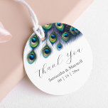 Gastgeschenk Hochzeit Tags Pfauenfeathers Geschenkanhänger<br><div class="desc">Dieses majestätische Gastgeschenk Hochzeit-Tag enthält die Worte "Danke" in trendiger Schriftzeichen. Eine oberste Grenze von Aquarellpfauenfedern in königsblauen, grünen und lila Tönen rahmen Ihre Details. Die Karte kehrt zu einem Muster bunter Federn mit Pfau zurück. Verwenden Sie die Vorlagenfelder, um Ihre Namen, Ihr Hochzeitdatum oder Ihren benutzerdefinierten Text hinzuzufügen. Um...</div>