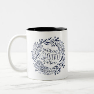 Gatekeep Gaslight Girlboss Zweifarbige Tasse