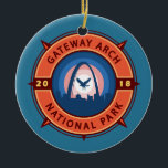 Gateway Arch Nationalpark Retro Kompass Emblem Keramik Ornament<br><div class="desc">Gateway Arch Vektorgrafik Design. Der Park liegt in St. Louis,  Missouri,  in der Nähe des Ausgangspunktes der Lewis und Clark Expedition.</div>