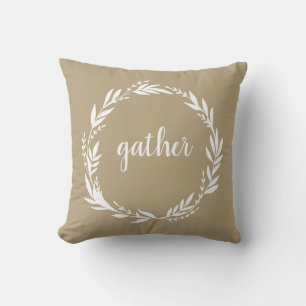 Gather Welcome Wreath Tan Throw Kissen
