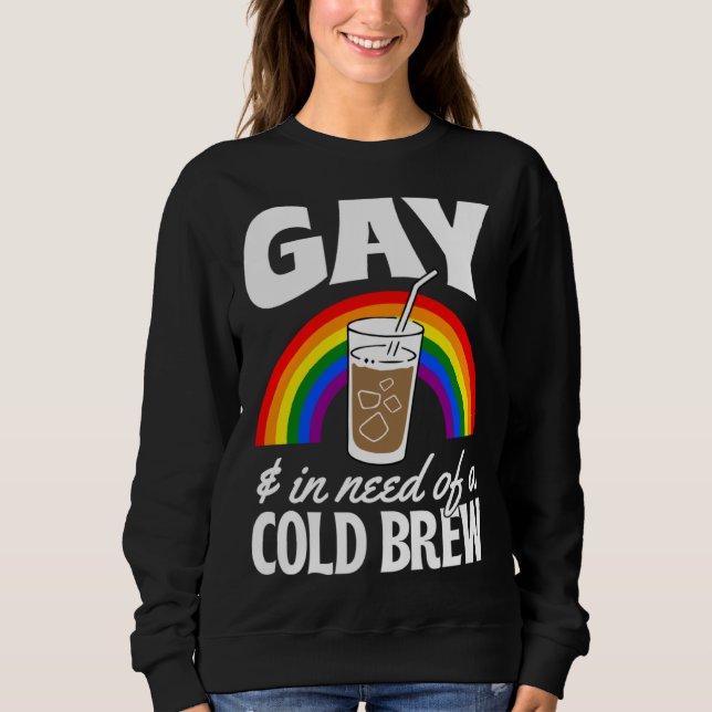 Gay And In Need Of A Cold Brew LGBTQ Pride Rainbow Sweatshirt (Vorderseite)