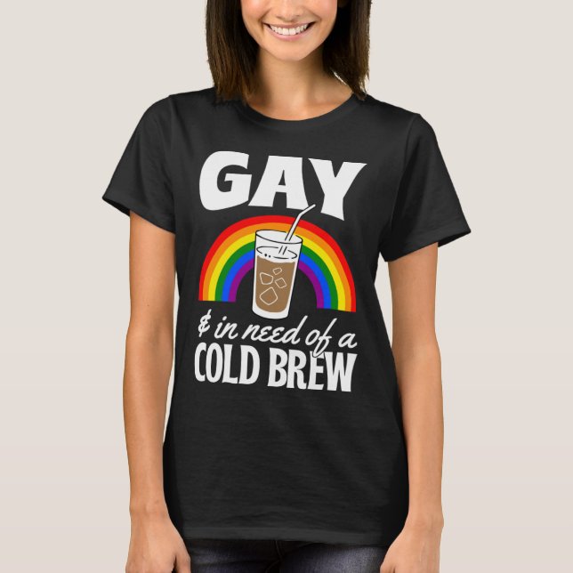 Gay And In Need Of A Cold Brew LGBTQ Pride Rainbow T-Shirt (Vorderseite)
