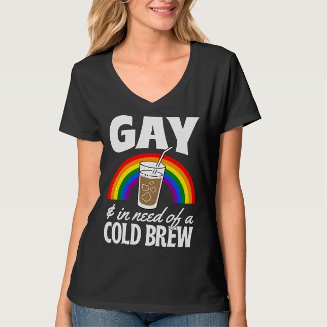 Gay And In Need Of A Cold Brew LGBTQ Pride Rainbow T-Shirt (Vorderseite)