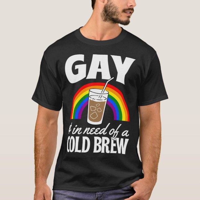 Gay And In Need Of A Cold Brew LGBTQ Pride Rainbow T-Shirt (Vorderseite)