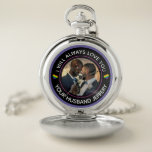 Gay LGBTQ Foto Wedding Couple personalize Taschenuhr<br><div class="desc">Gay LGBTQ Foto Wedding Couple Personalize Pocket Watch ist sehr elegant und macht einen wunderbaren Sake,  um Ihrem Hochzeitspartner,  Geburtstag,  Mutter- oder Vatertag oder Weihnachtsgeschenk zu geben. Ersetzen Sie sich mit Ihrem Foto oder dem Foto dieser Person und geben Sie als Geschenk. Personalisieren Sie es mit Ihren Informationen.</div>