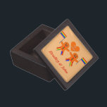 Gay Men Christmas Gingerbread Kiste<br><div class="desc">Diese phantastische Premium-Geschenkboxen zeichnet sich durch ein digitales Kunstbild eines niedlichen Gay Male Pärchens aus. Die Lebkuchenmänner haben regenbogenfarbene Ringe an ihren Beinen, die den Farben der Stolzflagge entsprechen. Sie haben grüne und rote Tasten und winken jeweils eine regenbogenfarbene Flagge. Beide haben ein großes Lächeln. Über dem Paar liegt ein...</div>