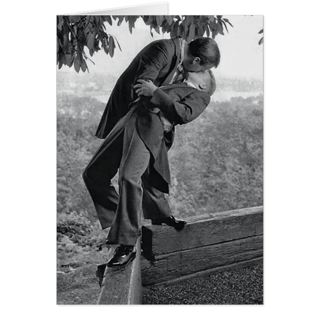 Gay Men küssen auf der Kante (Vorne)