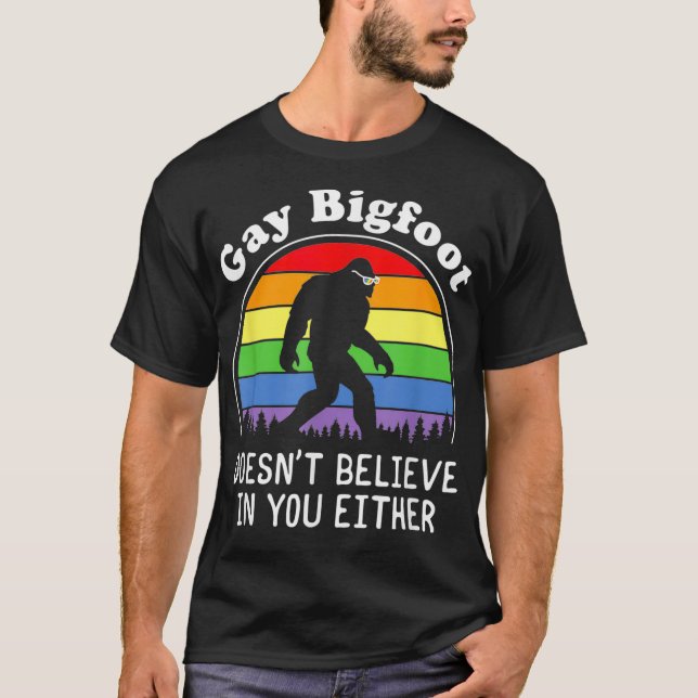 Gay Pride Funny Gay Bigfoot Rainbow Sasquatch Retr T-Shirt (Vorderseite)