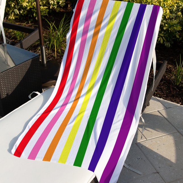 Gay Pride mit farbigen Regenbogenstreifen Strandtuch (Von Creator hochgeladen)