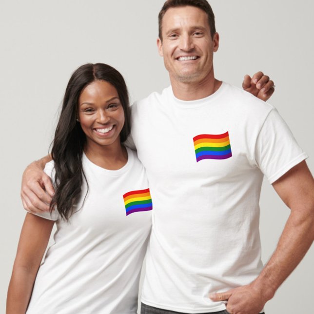 Gay Pride mit Regenbogenflagge LGBT LGBTQ+ T-Shirt (Von Creator hochgeladen)