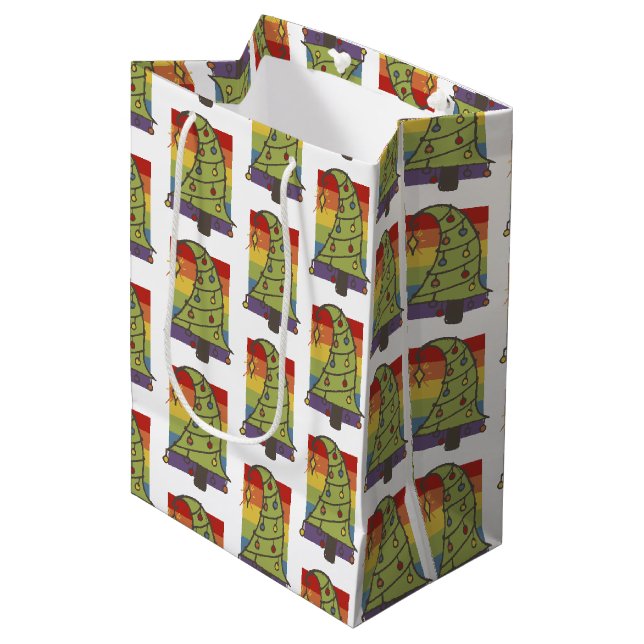 Gay Pride Rainbow Christmas Tree Mittlere Geschenktüte (Vorderseite Schrägansicht)