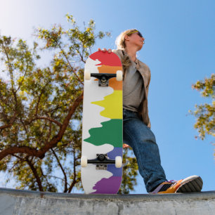 Gay Pride-Regenbogenflagge mit Paint Skateboard