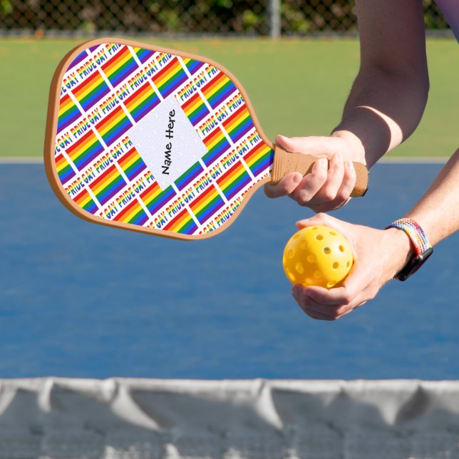 Gay Pride- und Regenbogenflagge mit Ihrem Namen Pickleball Schläger (InSitu)