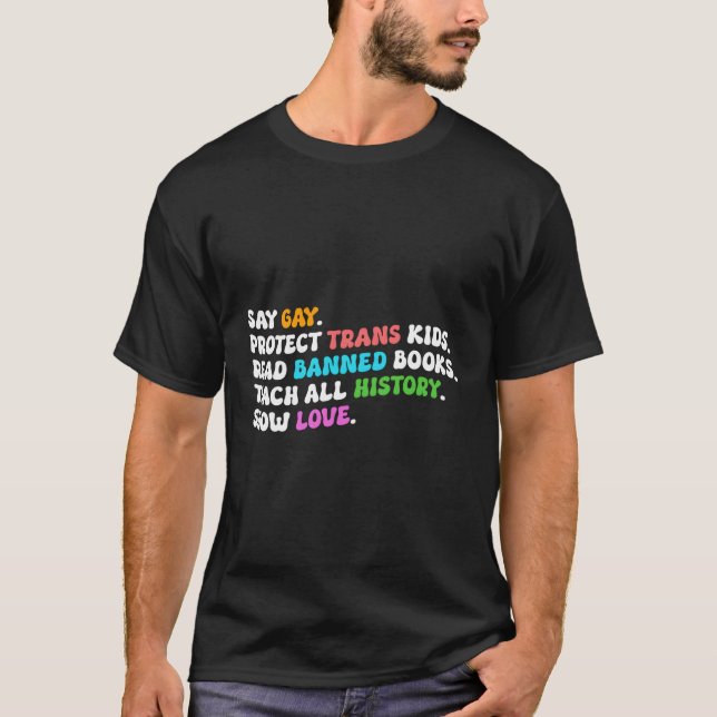 "Gay Protect Trans Read Banned Books Show Liebe" T-Shirt (Vorderseite)