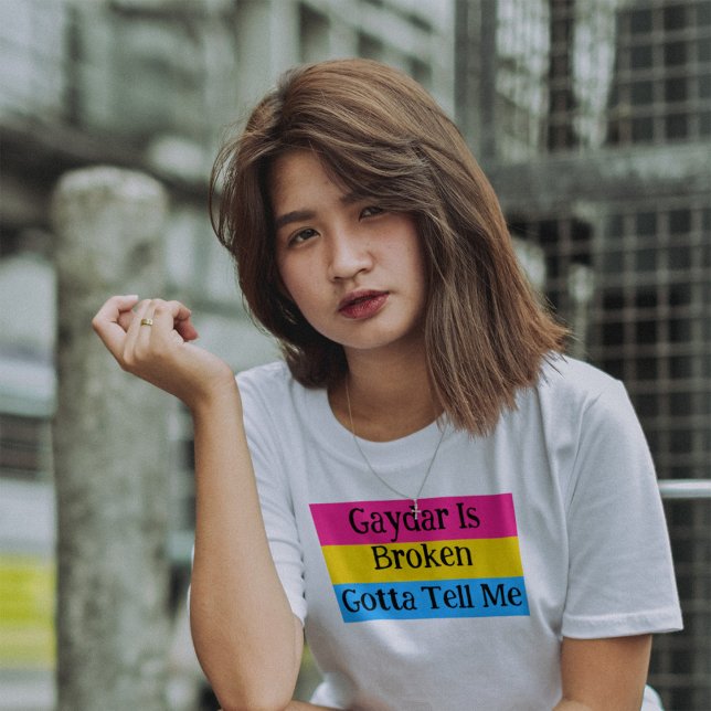 Gaydar ist gebrochen Gotta Sag mir Pansexual Stolz T-Shirt (Gaydar Is Broken Gotta Tell Me - over a pansexual pride flag!)