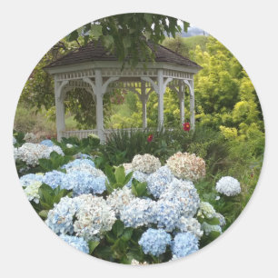 Gazebo und hellblaue Hydrangea-Aufkleber Runder Aufkleber