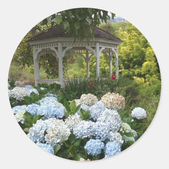 Gazebo und hellblaue Hydrangea-Aufkleber Runder Aufkleber (Vorderseite)