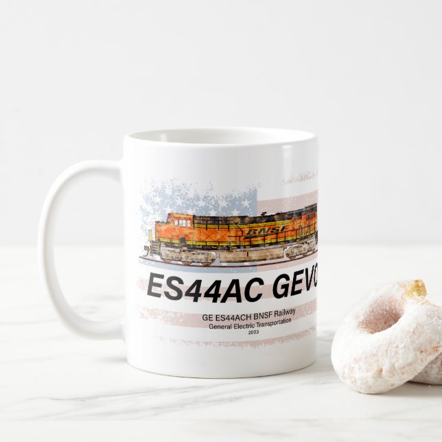 GE ES44AC GEVO Locomotive und amerikanische Flagge Kaffeetasse (Mit Donut)