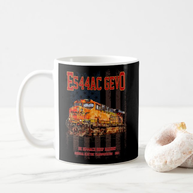 GE ES44AC GEVO Locomotive und amerikanische Flagge Kaffeetasse (Mit Donut)