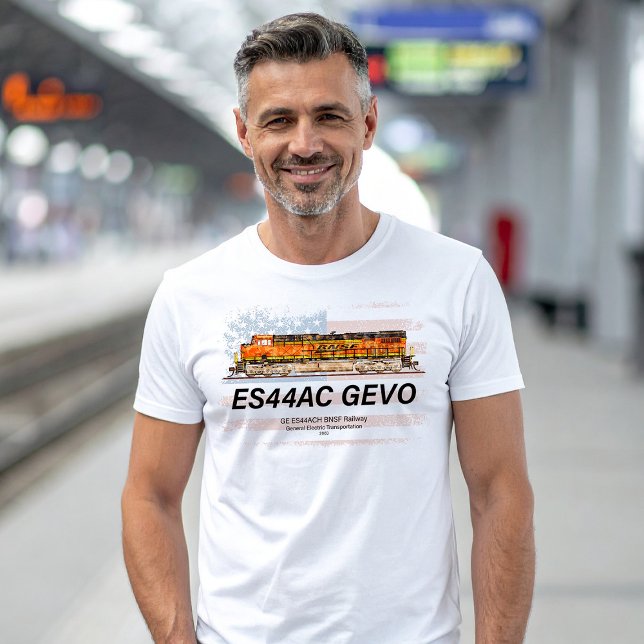 GE ES44AC GEVO Locomotive und amerikanische Flagge T-Shirt (GE ES44AC GEVO Locomotive. BNSF freight train. Mens Basic T-Shirt)