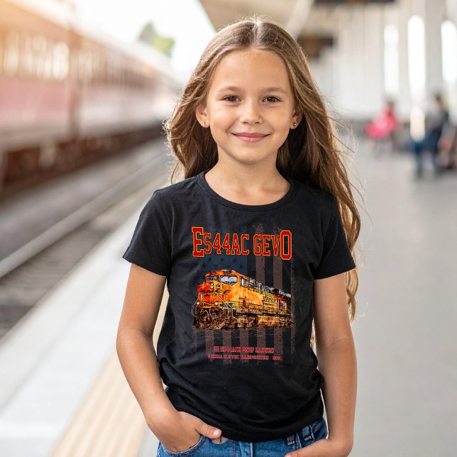 GE ES44AC GEVO Locomotive und amerikanische Flagge T-Shirt (Vintage GE ES44AC GEVO Diesel Locomotive. Girl Basic T-Shirt)