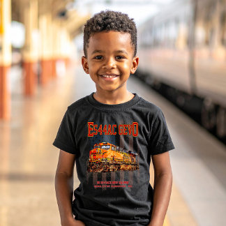 GE ES44AC GEVO Locomotive und amerikanische Flagge T-Shirt