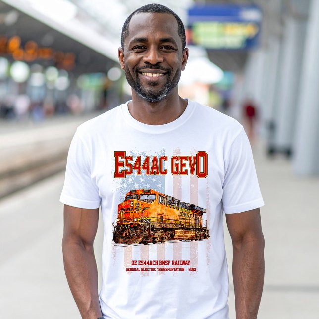 GE ES44AC GEVO Locomotive und amerikanische Flagge T-Shirt (Vintage GE ES44AC GEVO Diesel Locomotive. Mens Basic T-Shirt)