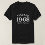 Gealtert Geburtstags-Shirt der Männer der T-Shirt<br><div class="desc">Gealtert Geburtstagst-shirt der geborenen im Jahre 1968 Männer der Perfektion zum 50. Lustiges Zitatt-shirt für 50 jährige Männer. Ändern Sie Altersjahr dementsprechend. Vintager retro Arttypographieentwurf mit Geburtsjahr Zahlschablone. Addieren Sie Ihr eigenes kundenspezifisches Datum. Personalizable Jahr/hergestellte Zahl. Coole Überraschung Geburtstags-Party-Geschenkidee für legendären Vati, Vater, Ehemann, Onkel, Großvater, Bruder, Großvater, Stiefvater, Pensionär,...</div>