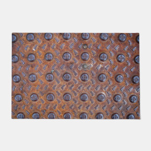 Gealtertes Metallgitter in der alten Fußmatte