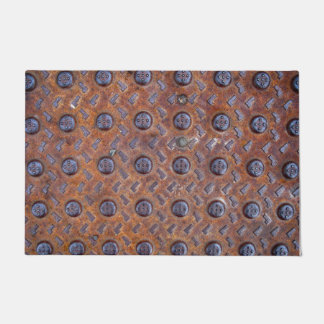 Gealtertes Metallgitter in der alten Fußmatte