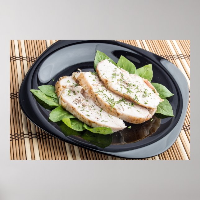 Gebackene Scheiben von Hühnerfleisch auf schwarzer Poster (Vorne)