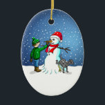 Gebäude a Snowman Keramik Ornament<br><div class="desc">Der Junge hat einen Schneemann gebaut,  auf dem sein Hund steht und uriniert,  während der Junge dem Schneemann eine Karottennaase gibt.</div>