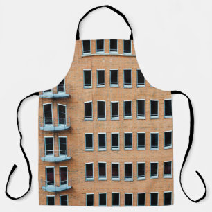 Gebäude aus braunem Backstein Schürze