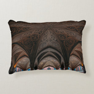 Gebäude aus braunem und schwarzem Holz Dekokissen