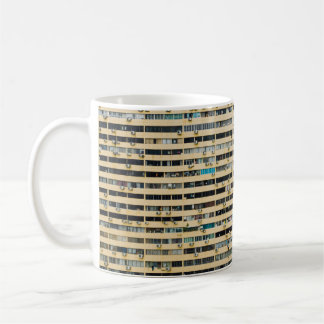 Gebäude aus braunem und weißem Beton Kaffeetasse
