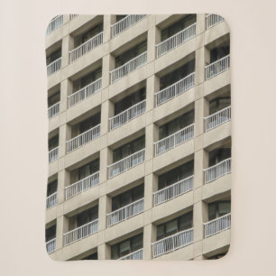 Gebäude aus Weißbeton tagsüber Sherpadecke