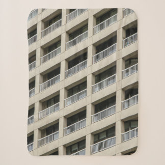 Gebäude aus Weißbeton tagsüber Sherpadecke