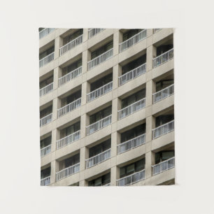 Gebäude aus Weißbeton tagsüber Wandteppich