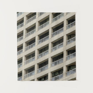 Gebäude aus Weißbeton tagsüber Wandteppich