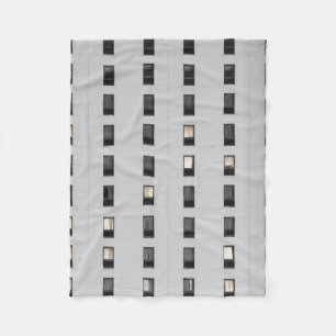 Gebäude aus weißem und schwarzem Beton Fleecedecke