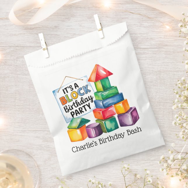 Gebäude blockiert den Geburtstagsschaden Geschenktütchen (Ausgeschnitten)