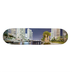 Gebäude entlang dem Miami-Fluss Riverwalk Skateboard