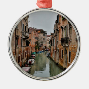 Gebäude entlang der Kanäle von Venedig Ornament Aus Metall