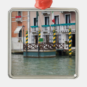 Gebäude in der Ufergegend in Venedig, Italien Silbernes Ornament