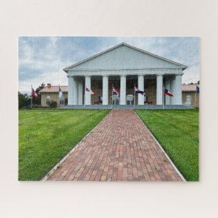 Gebäude mit weißen Spalten und Ziegelpfad Puzzle