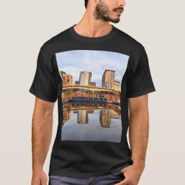 Gebäude und Reflexion T-Shirt