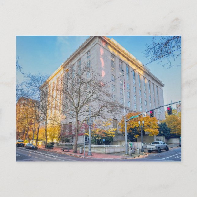 Gebäude und Straßenbäume Postkarte (Vorderseite)